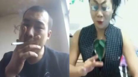 吃烟的那位大哥表情有点迷醉,求这位大哥的心理阴影面积